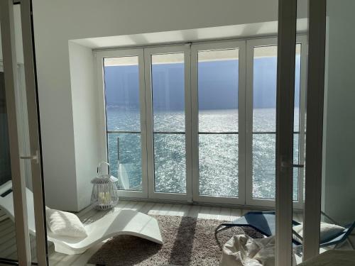 奥帕提亚First row to the sea - Nautilus Deluxe Apartment的客房设有海景窗户。