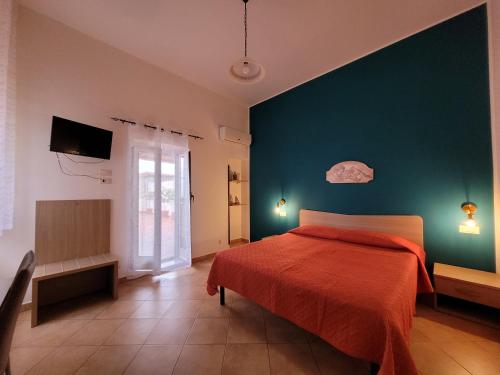希拉拉富兰达住宿加早餐旅馆的一间卧室设有红色的床和绿色的墙壁