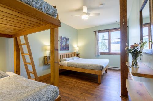CumberlandRiding Fool Accommodation的一间卧室设有两张双层床和梯子