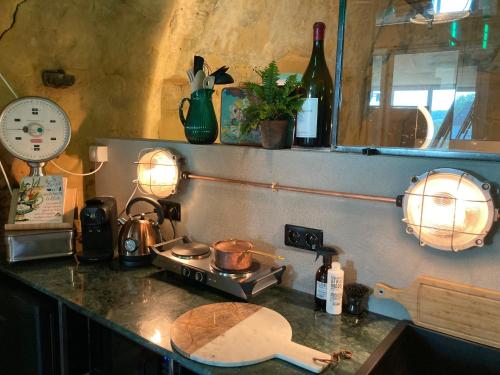 里姆斯特Tesi Eco-suite in Mergelgrot的厨房配有带炉灶和灯具的台面