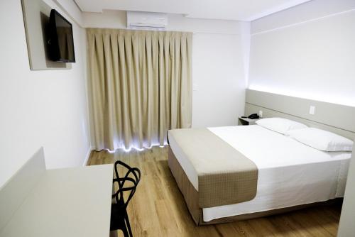 Erval VelhoHotel do Gringo的酒店客房,配有床和电视
