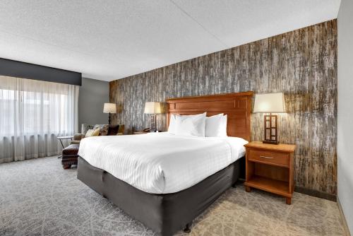 科罗拉多斯普林斯学院酒店客房内的一张或多张床位