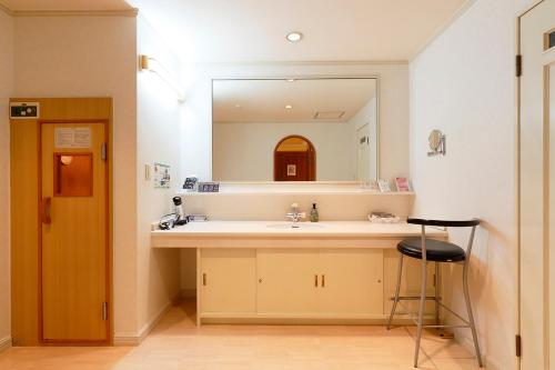 伊豆之国市HOTEL555 伊豆長岡的一间带水槽和镜子的浴室