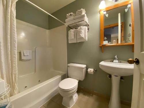 卡农海滩灯塔旅馆的浴室配有白色卫生间和盥洗盆。