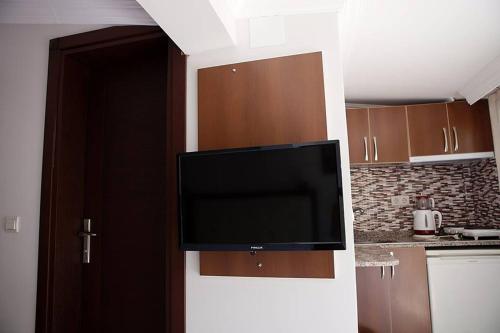 图兰克Can Apartments的厨房里的壁挂式平面电视