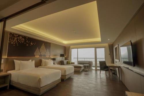 日惹Amaranta Prambanan Yogyakarta的酒店客房设有两张床和电视。