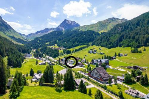 加尔盖伦Pension Edelweiss的享有山脉村庄的空中景致