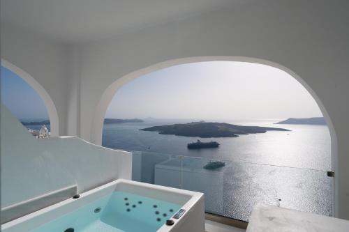 费拉Asha Luxury Suites的海景白色浴室