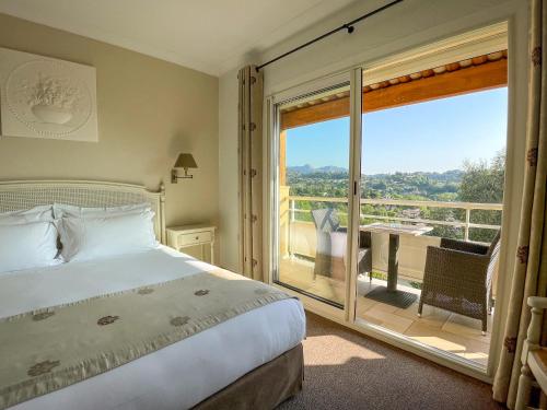 卢河畔拉科尔马克厄利酒店的一间卧室设有一张床和一个美景阳台