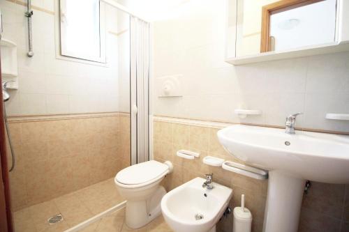 新福卡Villetta Luca by RENTHOUSESALENTO的白色的浴室设有水槽和卫生间。
