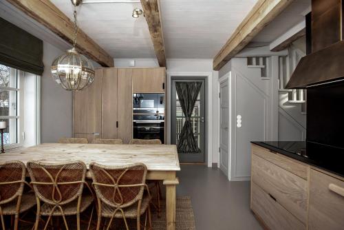 波尔沃Lilla Sand的厨房配有大型木桌和椅子