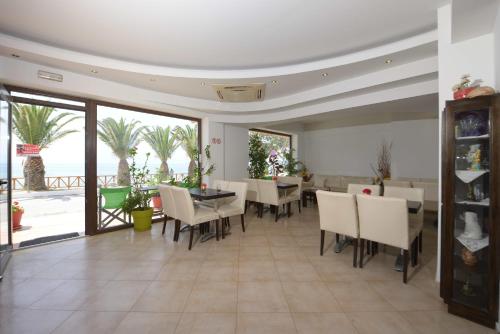 欧拉努波利斯阿科罗加里酒店的一间带桌椅的海景用餐室