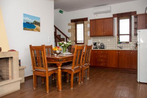 法拉萨纳Stay in Falassarna的厨房配有桌椅和冰箱。
