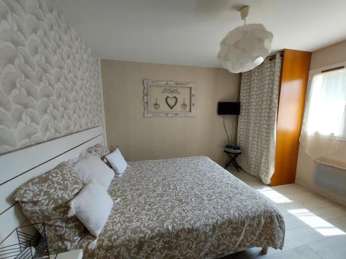 朗通Chambres d'Hotes des Ecureuils的一间卧室设有一张床和一个窗口