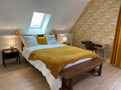 普洛埃默Chez Catherine et Laurent的一间卧室配有一张带黄色毯子的大床