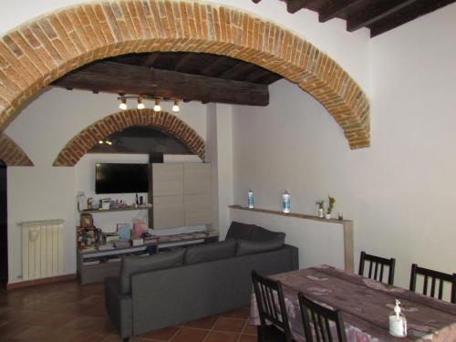 巴贝里诺·迪·穆杰罗Antica dimora的客厅配有沙发和桌子
