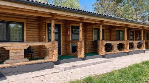 希欧福克Siocamping的小木屋设有门廊和窗户