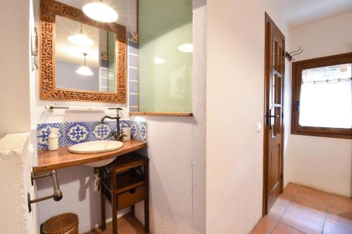 BeraníCasa Rural Jan的一间带水槽和镜子的浴室