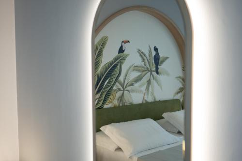 特罗佩阿Ingrid Rooms Tropea的一间房间,配有一张床和鸟壁画