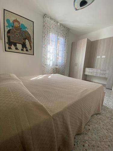 阿祖罗港Casa Antonella的一间卧室配有一张大床,一张大象的照片