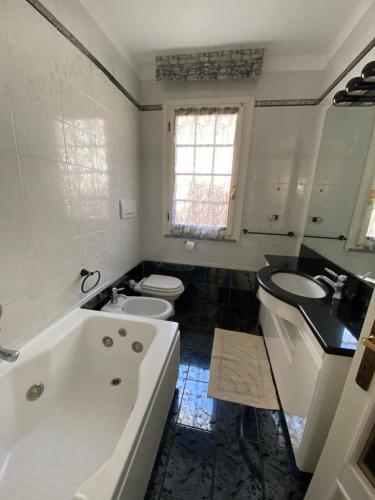 阿祖罗港Casa Antonella的带浴缸、盥洗盆和卫生间的浴室