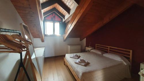 蒙福特达尔巴Appartamento Residenza Lavinia的一间卧室设有一张大床和窗户