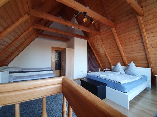 WesterholtWohnung Westerholt的配有木天花板的客房设有两张床。