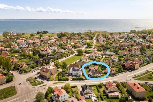 卡尔马Sval källarlägenhet på natur- och havsnära Stensö的住宅区住宅和海洋的空中景观