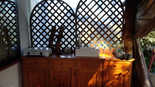 卡利亚里Tiny House的木制梳妆台,上面有两盏灯