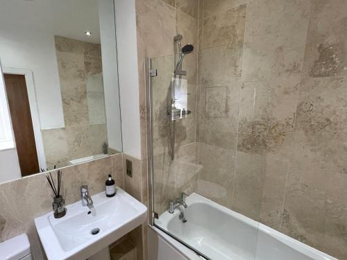 亚姆Award Winning Apartment in Yarm, North Yorkshire的带淋浴、盥洗盆和浴缸的浴室