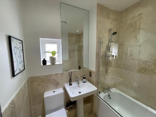 亚姆Award Winning Apartment in Yarm, North Yorkshire的浴室配有盥洗盆、卫生间和浴缸。