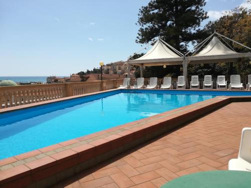 因佩里亚米拉马雷酒店的一个带椅子和凉亭的大型游泳池