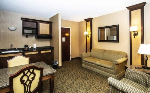 约克胜古山庄高尔夫度假村及会议中心的酒店客房设有沙发和客厅。
