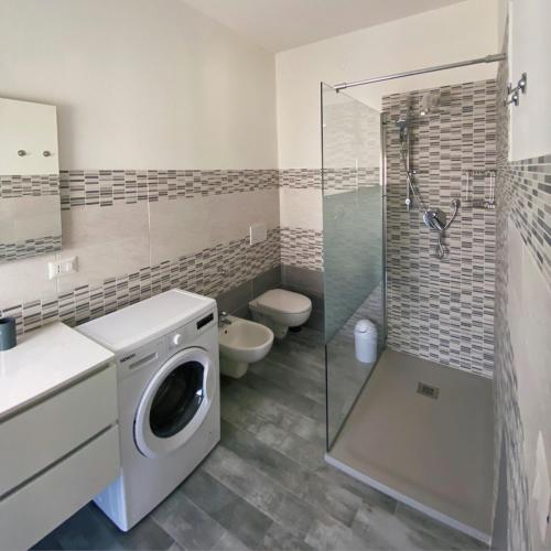 阿尔盖罗PM 29 Guest House的一间带洗衣机和淋浴的浴室