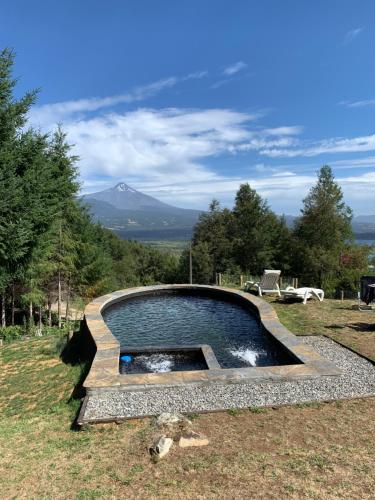 Casa Pucón Vista Lago y Volcan内部或周边的泳池