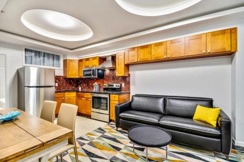 费城The Philadelphia Stay 1BD Apartment in the Heart of the City的客厅设有黑色真皮沙发,位于厨房内