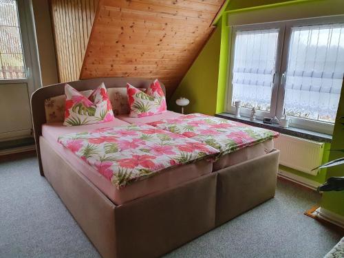 吕本瑙Ferienwohnung Sonnendeck Spreewald的卧室配有一张带粉红色枕头的大床