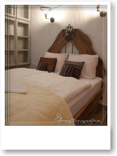 维尼Wellnesska Vyhne的卧室配有一张带白色床单和枕头的大床。