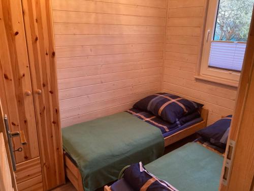 文戈热沃Domek Letniskowy KAL的小屋内带两张单人床的房间