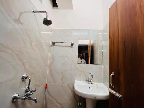 德拉敦Nomads House的一间带水槽和镜子的浴室