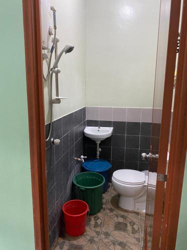 CaliclicPublikhaus的一间带卫生间、水槽和水桶的浴室