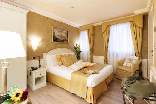 威尼斯都欧多皇宫酒店的酒店客房带一张大床和一把椅子