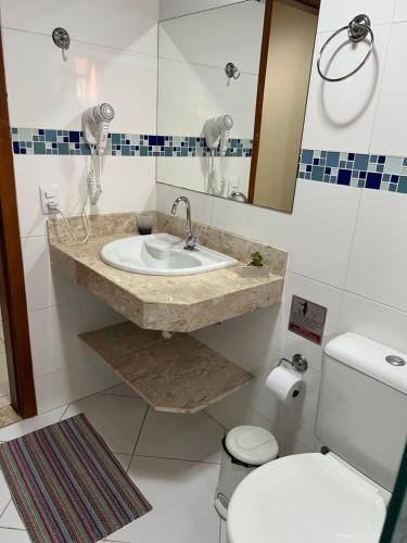 布希奥斯Apartamento em João Fernandes - Búzios的一间带水槽和卫生间的浴室