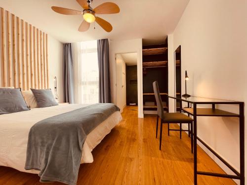 科蒂略Cozy apartments and deluxe lofts in Fuerteventura的一间卧室配有一张床、一张桌子和吊扇