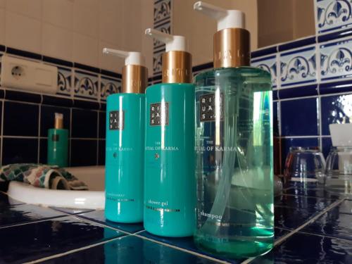 比纽埃拉Casa Amani的浴室内3瓶绿色瓶子
