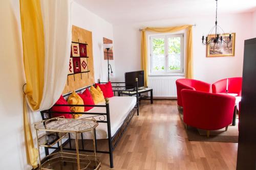 埃本塞席尔瓦努斯别墅公寓的带沙发和红色椅子的客厅