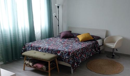 圣乔瓦尼-因佩尔西切托Casa Da Frida的一间卧室配有一张带桌子和椅子的床