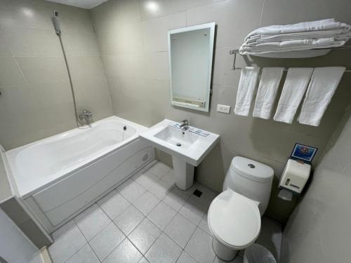 台北苓旅萬年-LIN INN Wan Nian的浴室配有卫生间、盥洗盆和浴缸。