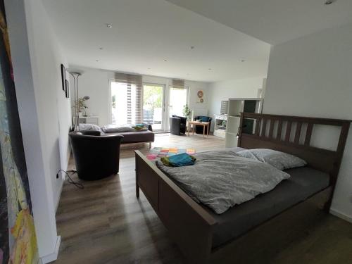 哈姆FeWo TIMON großzügig modern mit Terrasse ca 50 qm的一间卧室设有一张床和一间客厅。