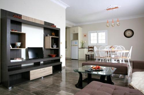 阿尔戈斯托利翁Kantouni House Kefalonia的带沙发、电视和桌子的客厅